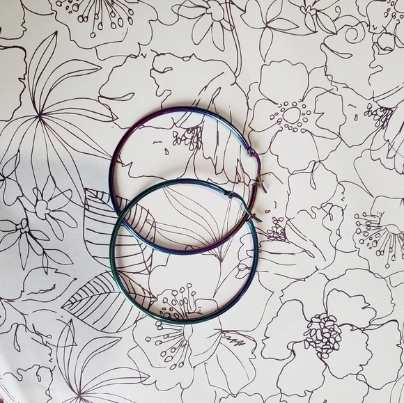 MID sz multicolored hoop earrings - Picture 5 of 7